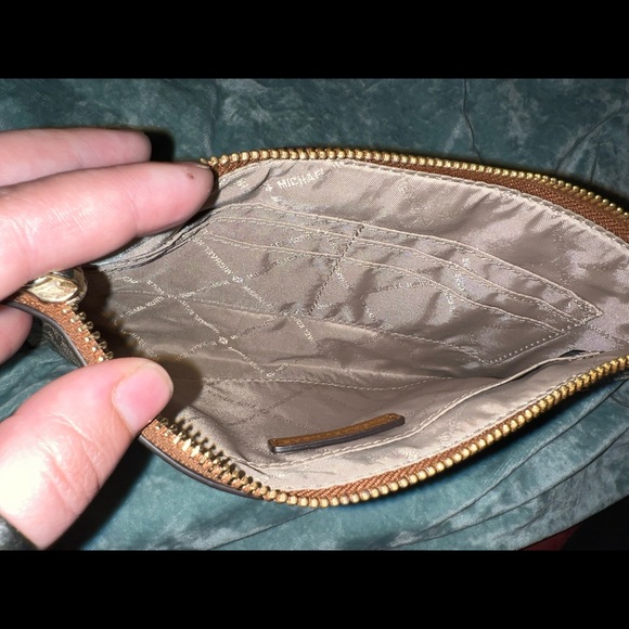 Medium logo wristlet. Tan color - Picture 3 of 3